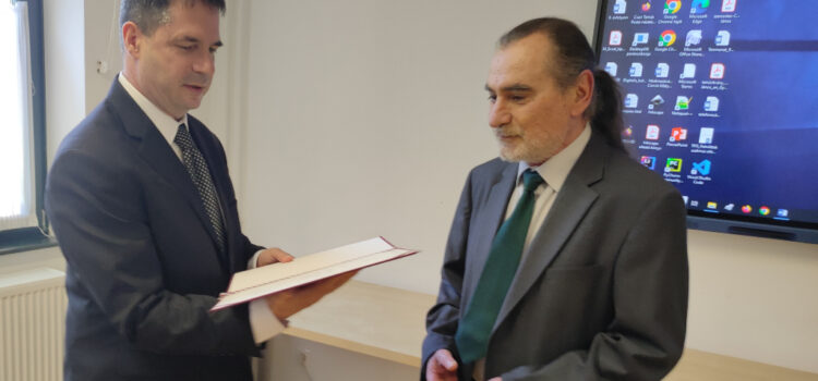 Oktatói Szolgálati Emlékéremmel ismerték el Szalkai László kollégiumi nevelő munkásságát Oktatói Szolgálati Emlékéremmel ismerték el Szalkai László kollégiumi nevelő munkásságát