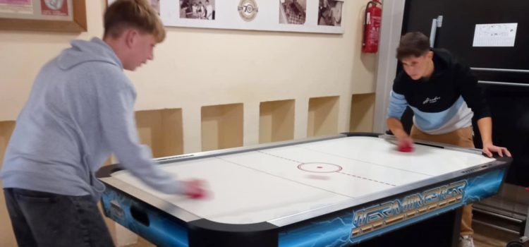 Új léghokiasztalt kapott a Cseresnyés Kollégium Új léghokiasztalt kapott a Cseresnyés Kollégium