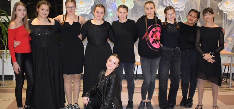 Bemutatkozó estet rendeztek a Cseresnyés kollégiumban