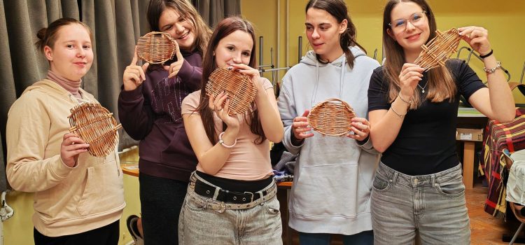 Vesszőfonás a Cseresnyés Kollégiumban