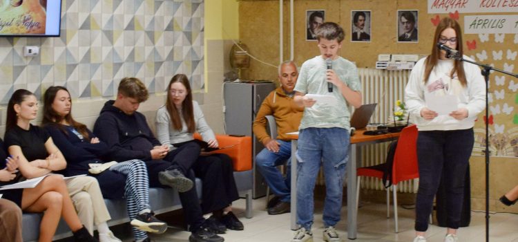 Lélekemelő költészetnapi ünnepséget rendeztek a Cseresnyés Kollégiumban