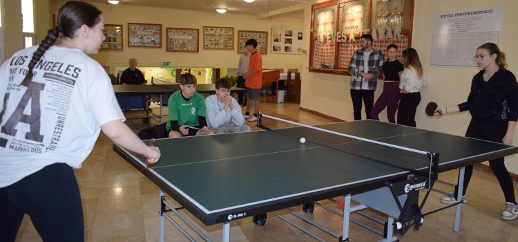 A Cseresnyés csapata nyerte az V. Kollégiumi Sportnapot